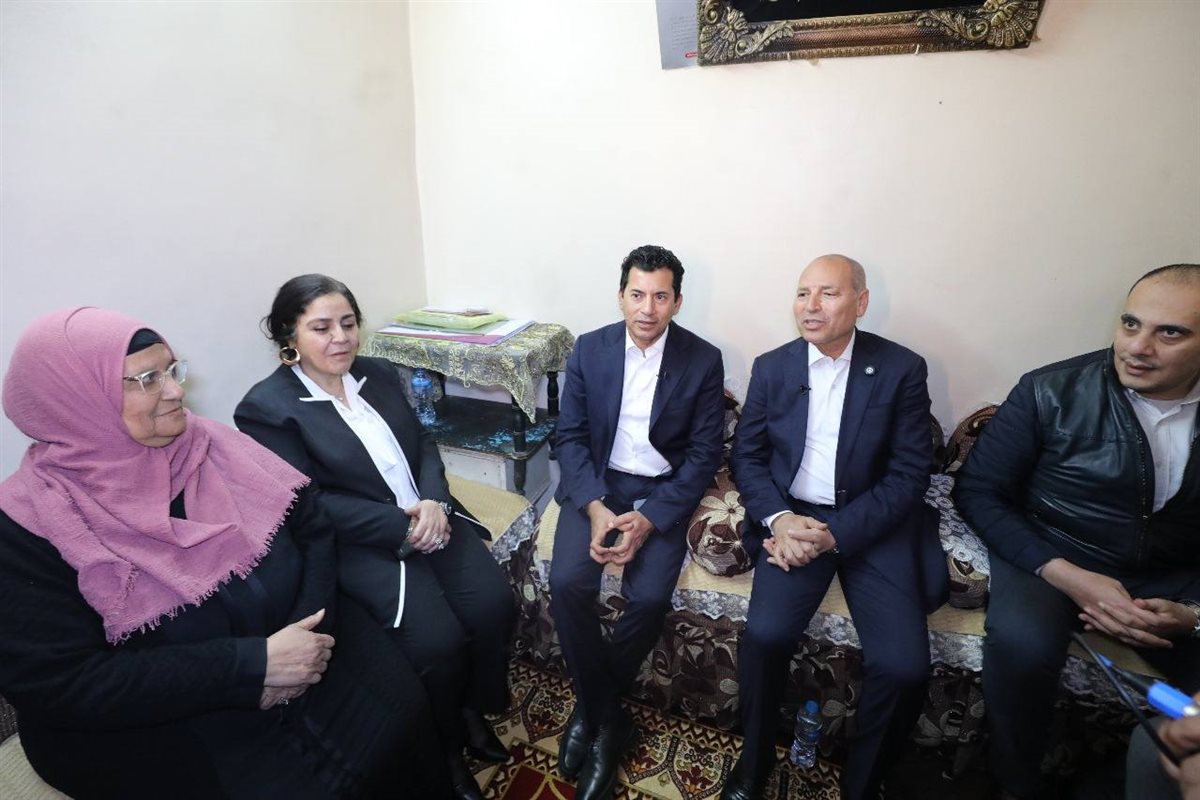 وزير الشباب ومحافظ القاهرة وسط أهالي المطرية