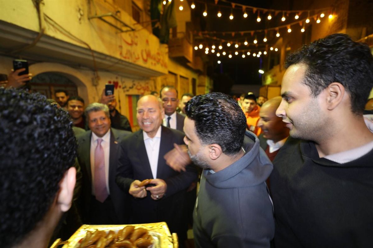 وزير الشباب ومحافظ القاهرة وسط أهالي المطرية