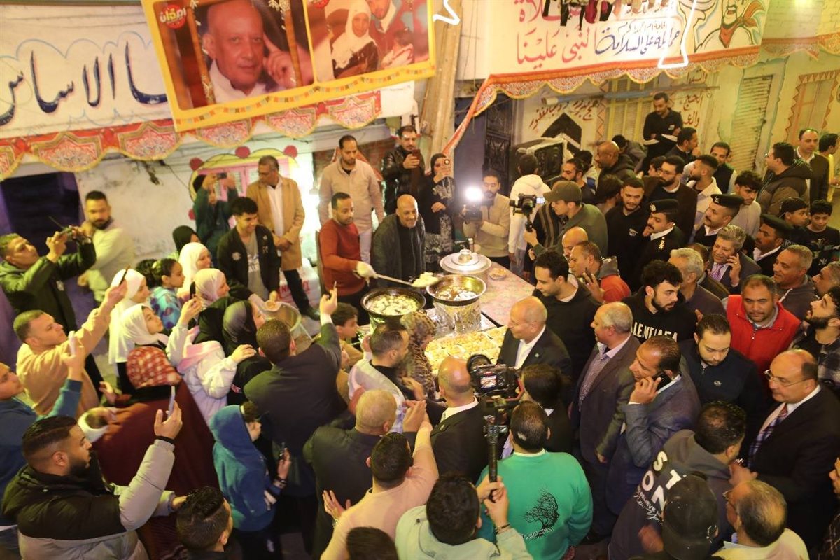 وزير الشباب ومحافظ القاهرة وسط أهالي المطرية