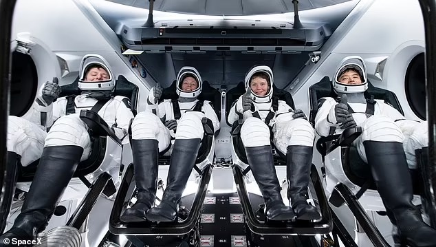 طاقم انقاذ تابع لـ وكالة ناسا 