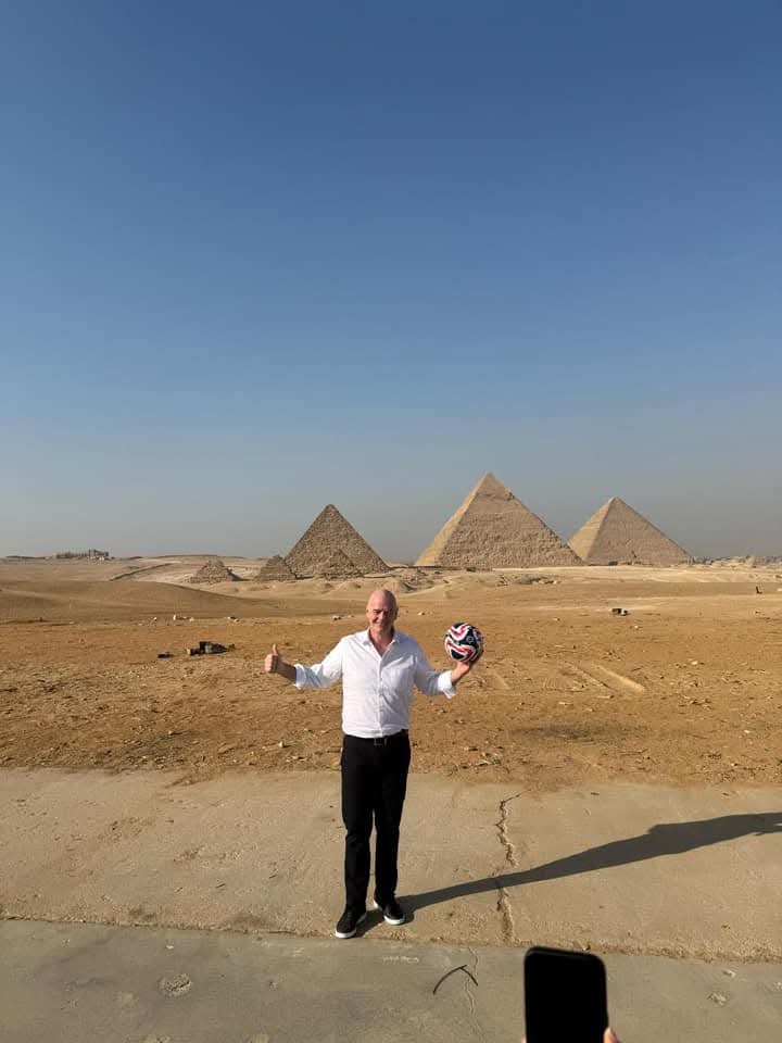 إنفانتينو وأبو ريدة يستعرضان كرة كأس العالم للأندية أمام الأهرامات