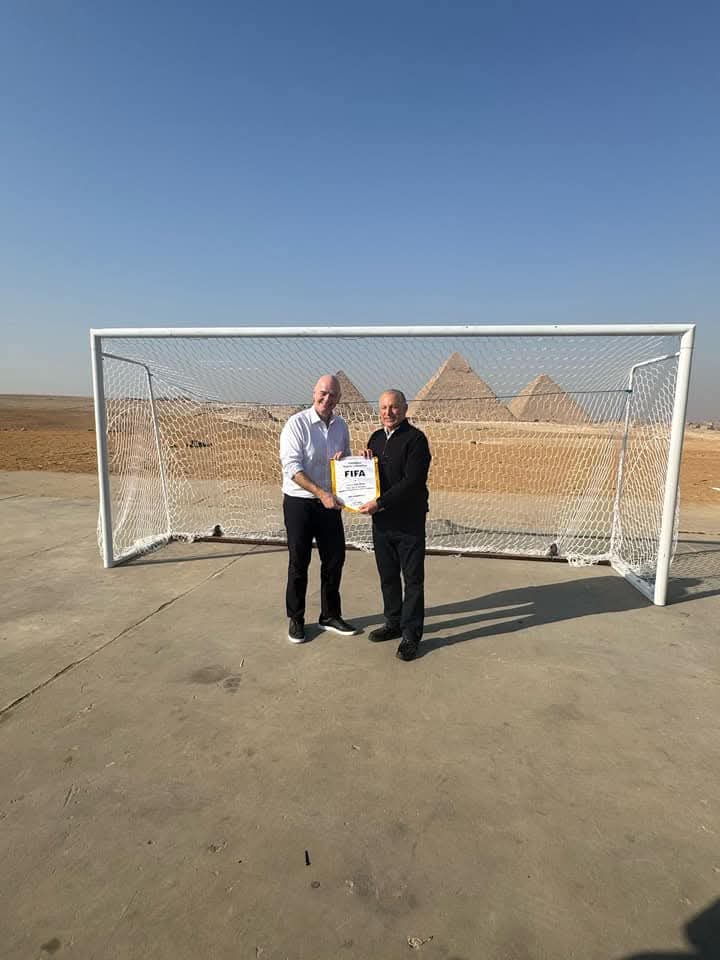 إنفانتينو وأبو ريدة يستعرضان كرة كأس العالم للأندية أمام الأهرامات