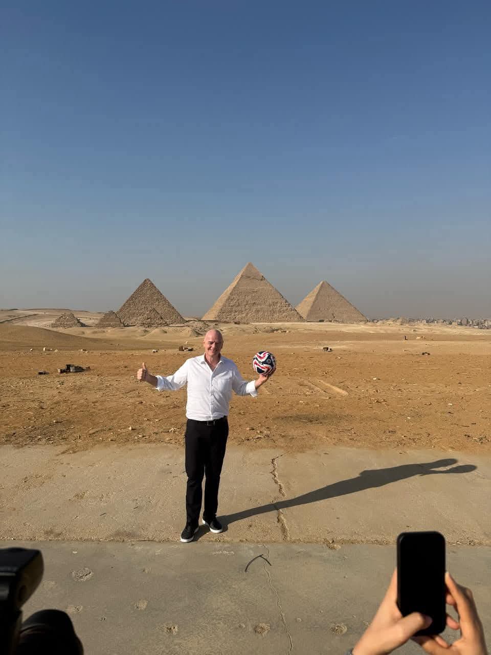 إنفانتينو وأبو ريدة يستعرضان كرة كأس العالم للأندية أمام الأهرامات