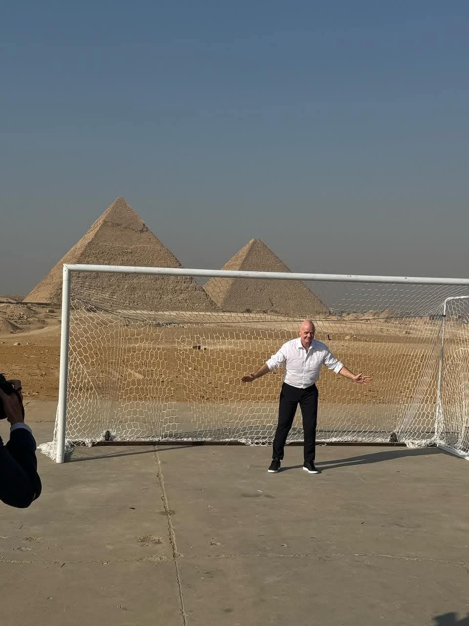 إنفانتينو وأبو ريدة يستعرضان كرة كأس العالم للأندية أمام الأهرامات