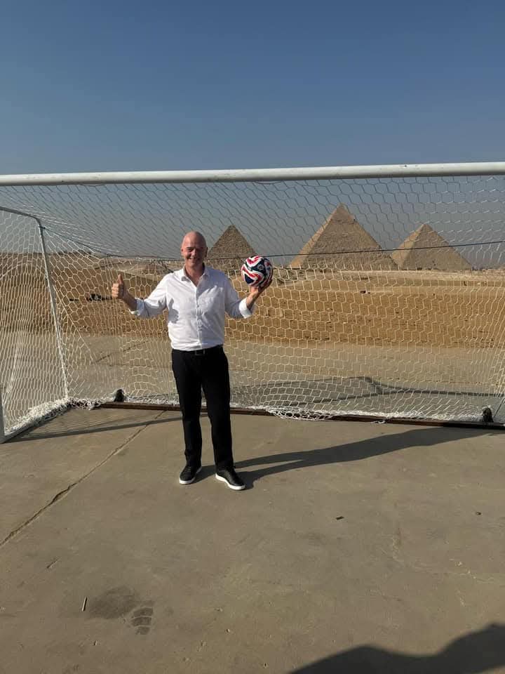 إنفانتينو وأبو ريدة يستعرضان كرة كأس العالم للأندية أمام الأهرامات