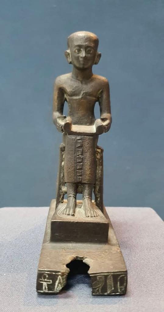 تمثال للطبيب إيمحتب