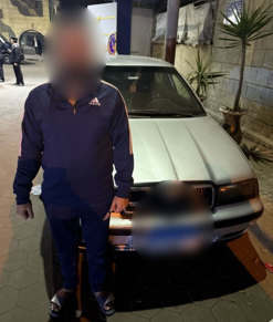 المتهم والسيارة المضبوطة 