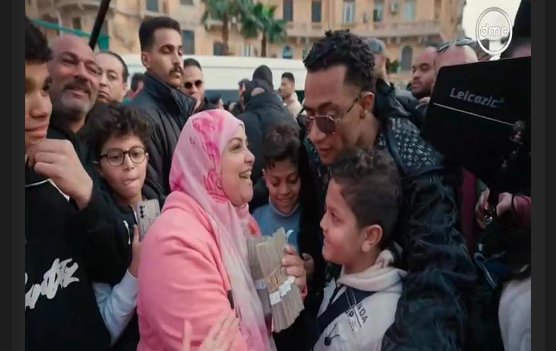 محمد رمضان يهدي سيده 100 الف جنيه