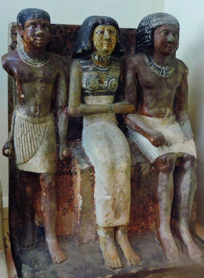  مجموعة من تماثيل الأفراد في مصر القديمة