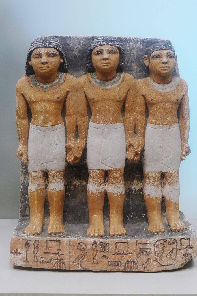  مجموعة من تماثيل الأفراد في مصر القديمة