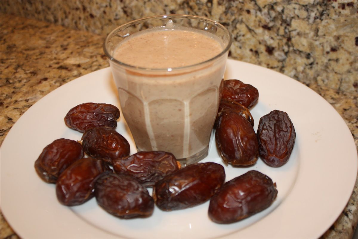 طريقة عمل البلح باللبن في الخلاط