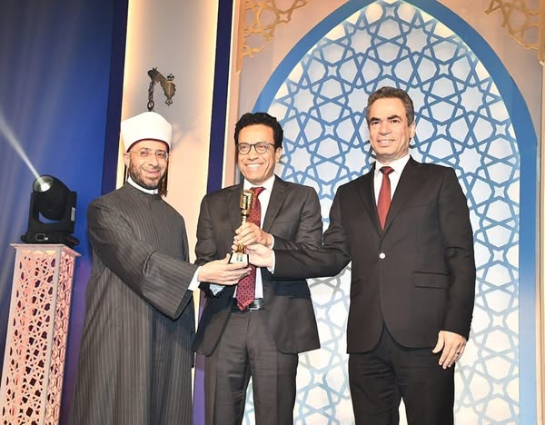 وزير الأوقاف ورئيس الهيئة الوطنية للإعلام يكرمان الشيخ ياسين التهامي والفنان سامح حسين