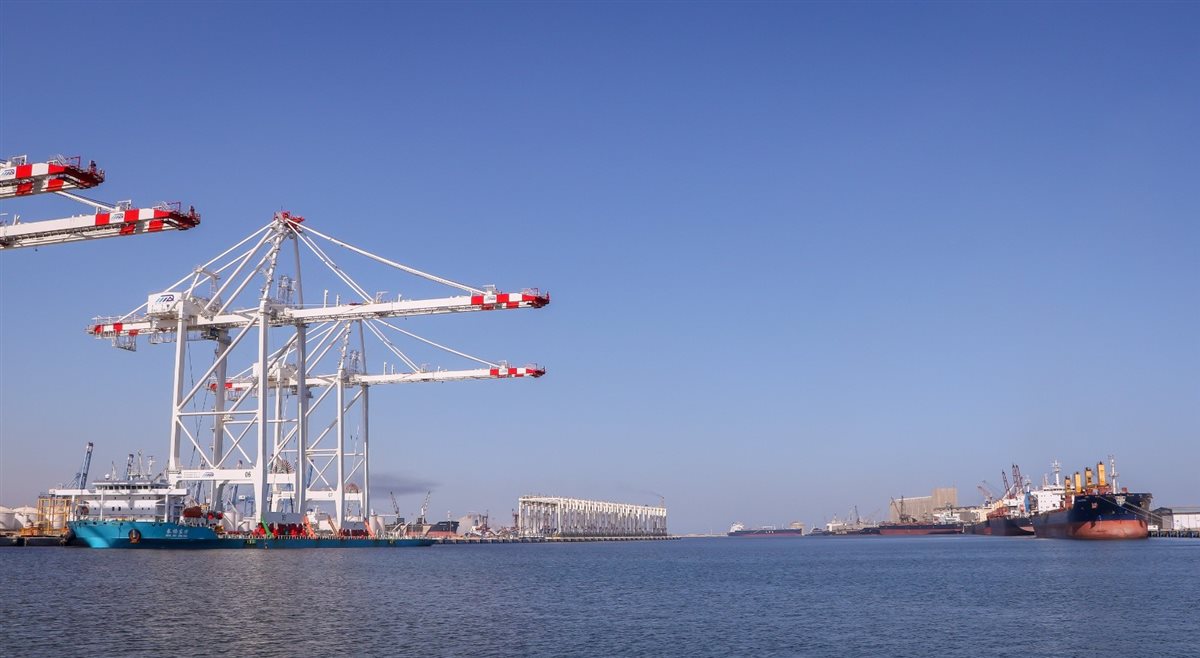 أوناش الرصيف العملاقة لمحطة حاويات تحيا مصر 1