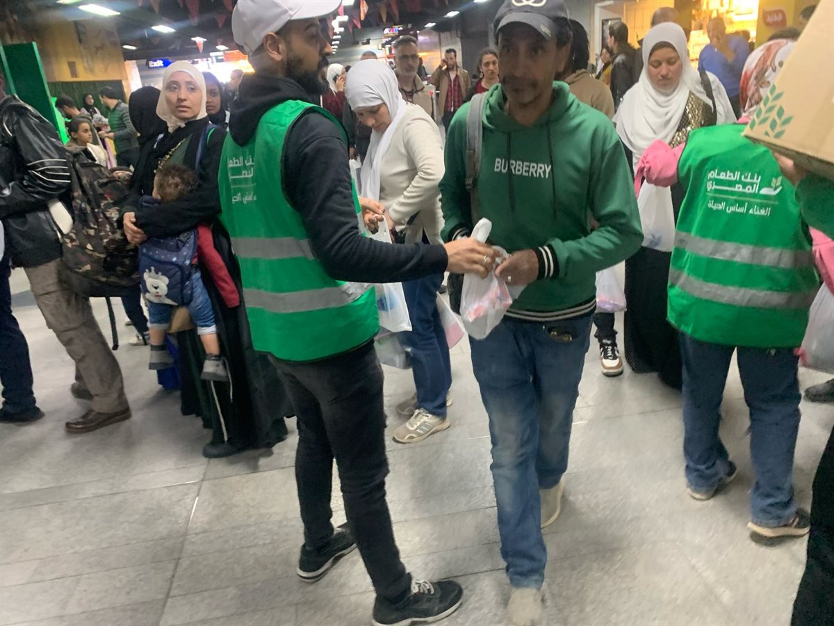 حملة هنفطر في المحطة بمحطات مترو الأنفاق