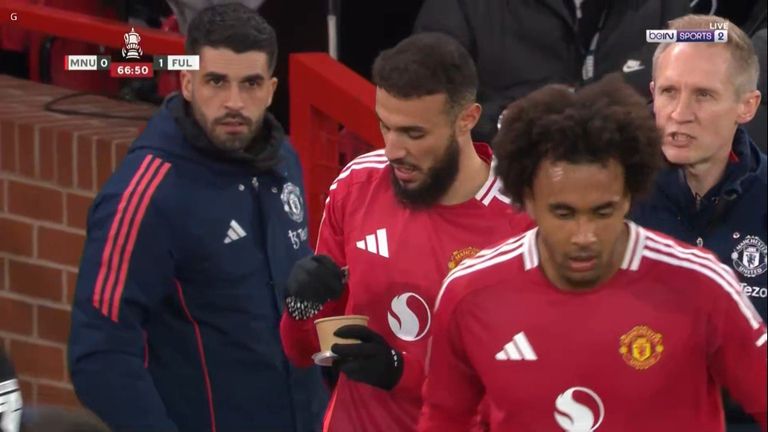 لحظة إفطار نصير مزراوي خلال مباراة مانشستر يونايتد وفولهام