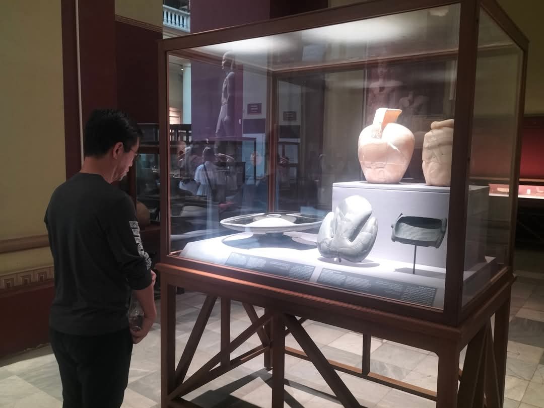 السائحين يلتقطون صور للقطع الأثرية الجديدة بالمتحف المصري بالتحرير