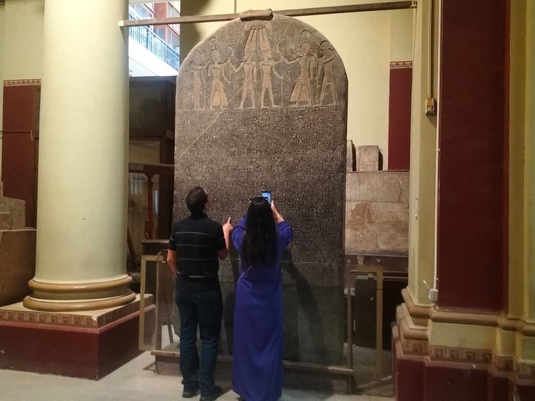 السائحين يلتقطون صور للقطع الأثرية الجديدة بالمتحف المصري بالتحرير