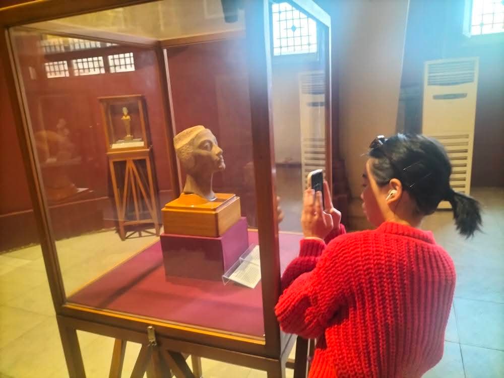 السائحين يلتقطون صور للقطع الأثرية الجديدة بالمتحف المصري بالتحرير