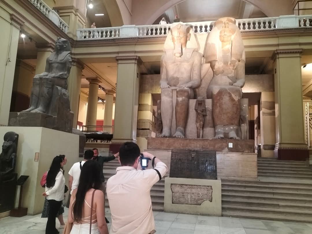 السائحين يلتقطون صور للقطع الأثرية الجديدة بالمتحف المصري بالتحرير