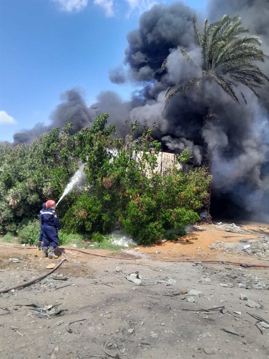 حريق مصنع للكيماويات بالشرقية (3)