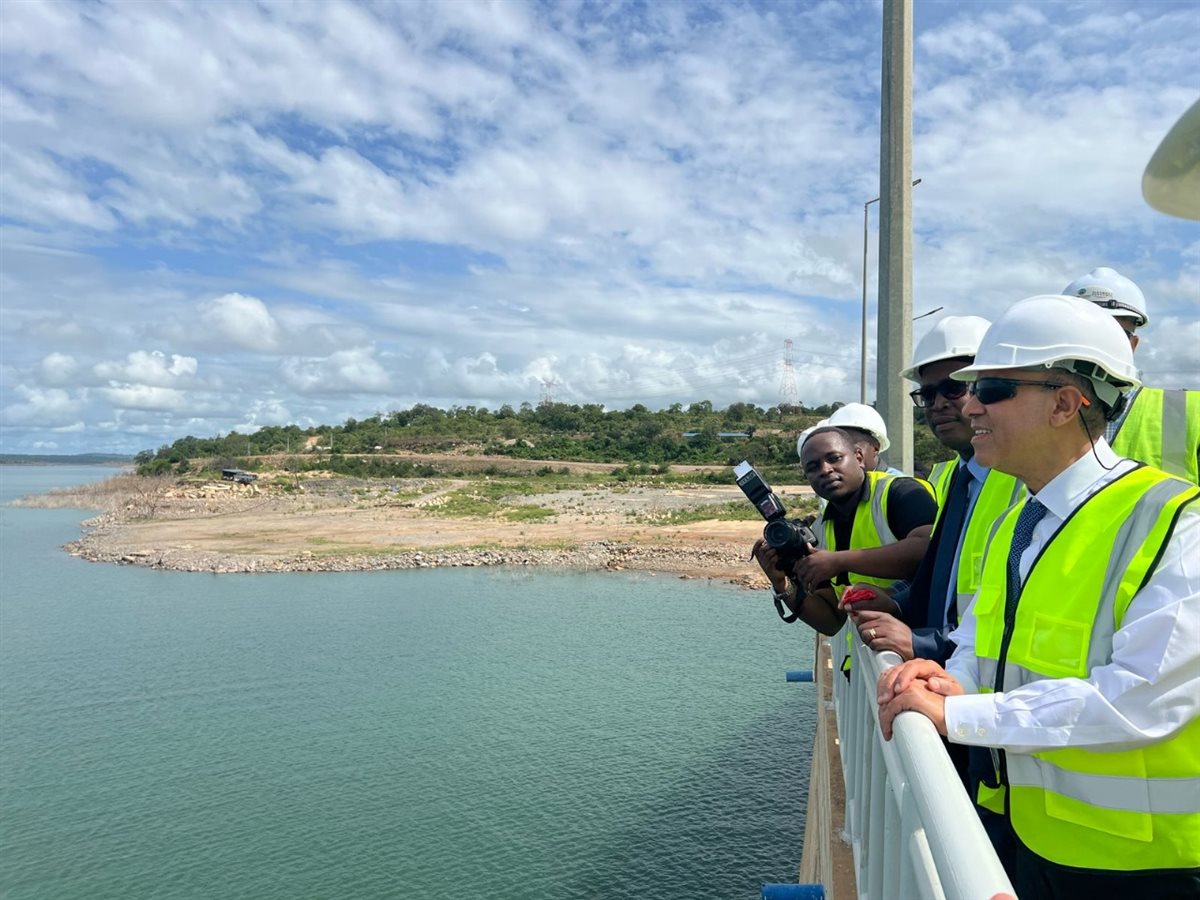 وزير الخارجية والهجرة يتفقد موقع سد جوليوس نيريرى