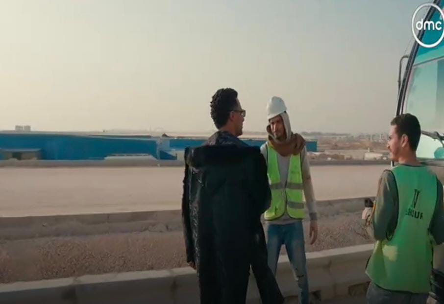 محمد رمضان يوزع الأموال على العمال في العاصمة الإدارية