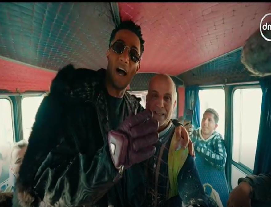 محمد رمضان يوزع الأموال على العمال في العاصمة الإدارية