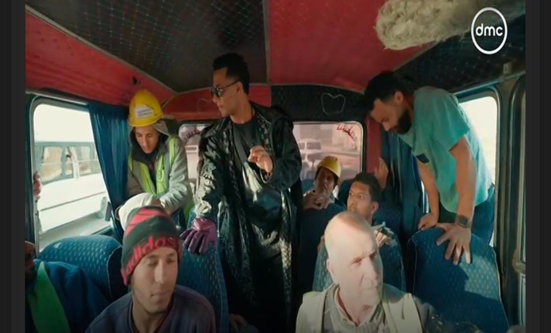 محمد رمضان يوزع الأموال على العمال في العاصمة الإدارية