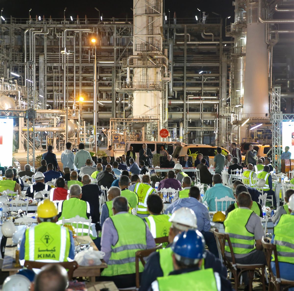 وزير فطاع الأعمال مع عمال شركة كيما