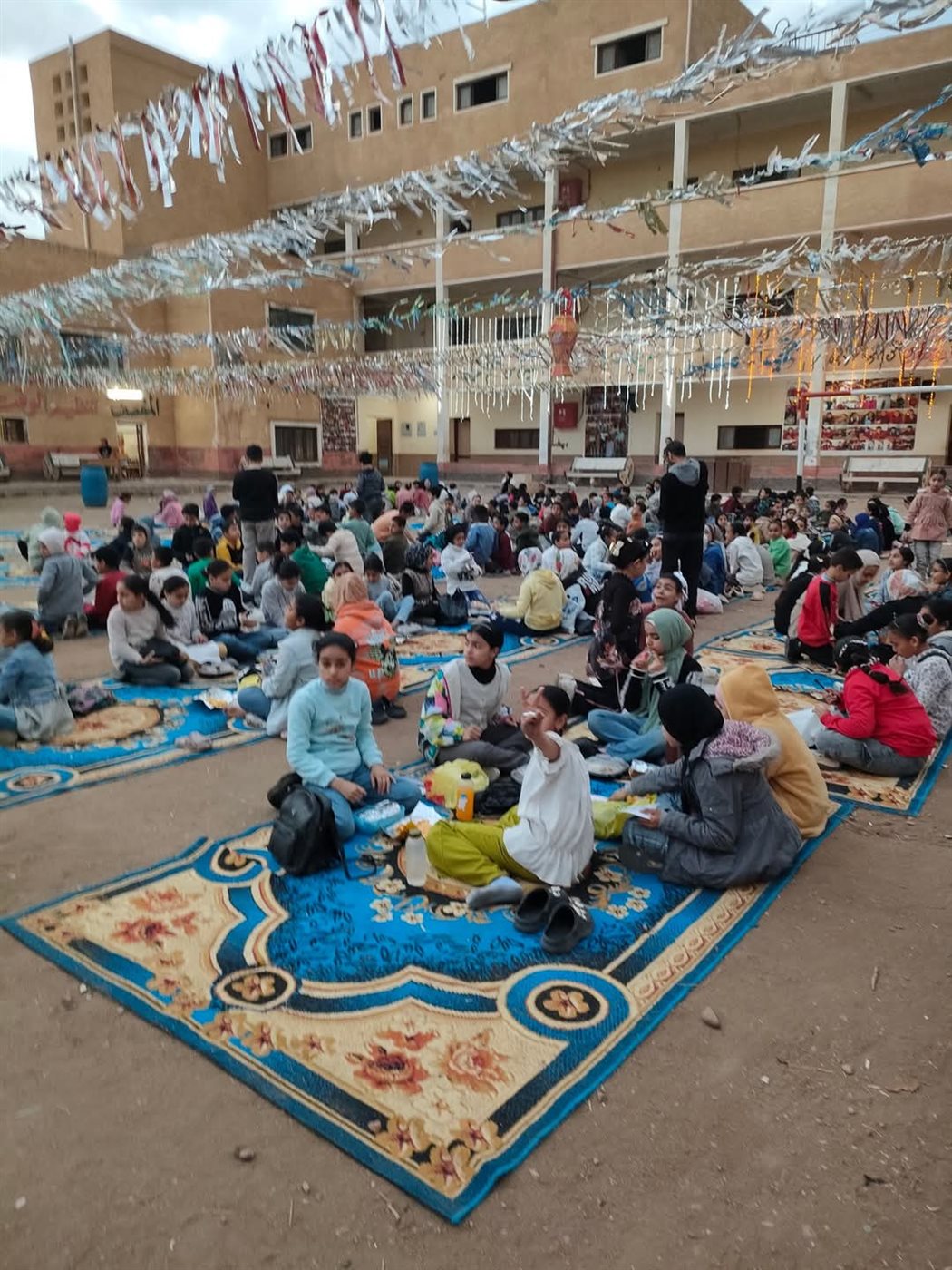 إفطار جماعي لتلاميذ مدرسة ابتدائي بالمنوفية