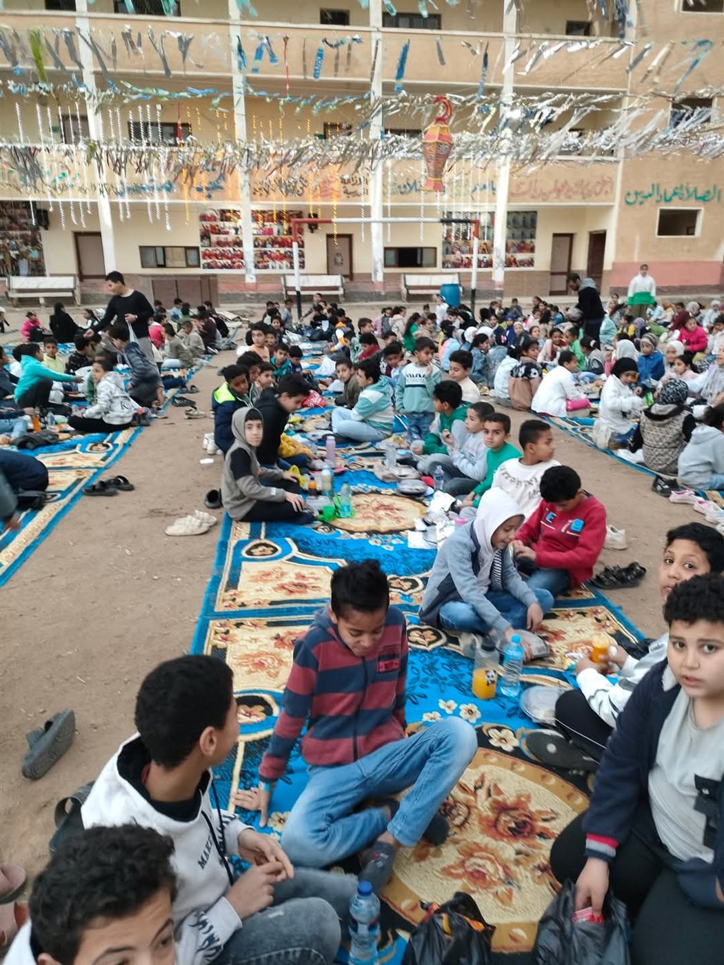 إفطار جماعي لتلاميذ مدرسة ابتدائي بالمنوفية