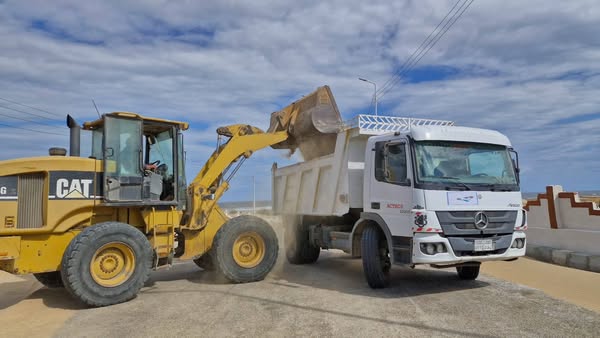 كسح الرمال من علي الطرق