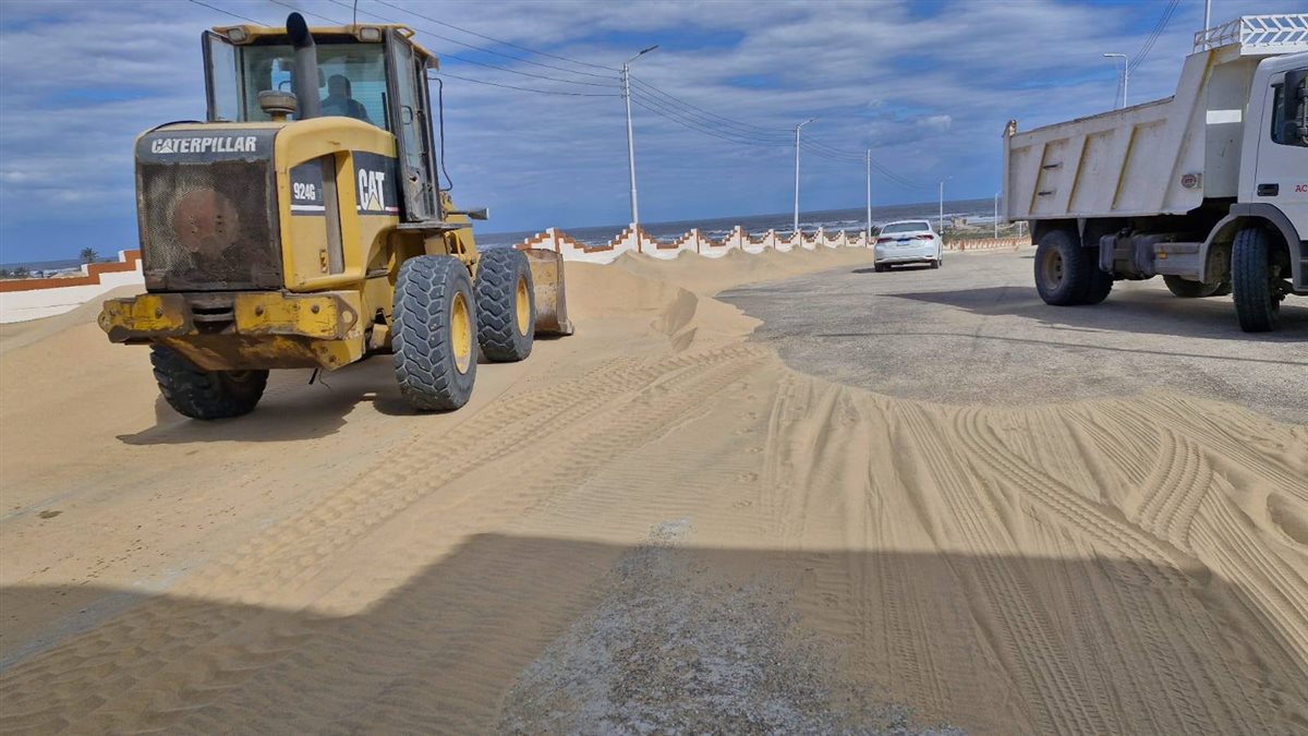 كسح الرمال من علي الطرق