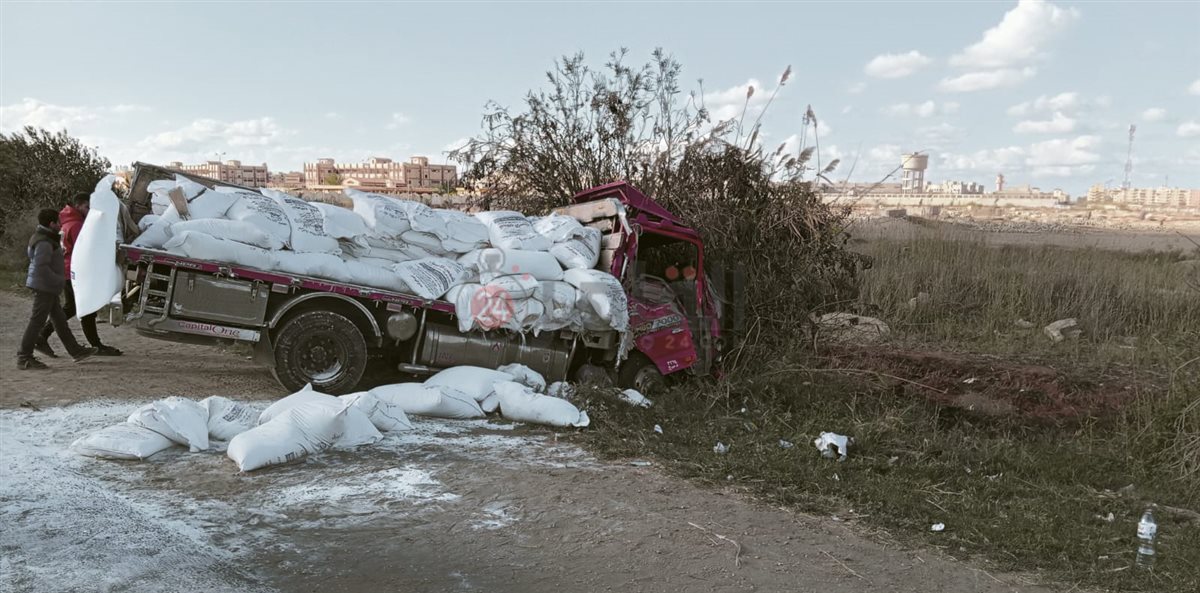 إصابة 4 أشخاص في انقلاب سيارة على الطريق الدولي الساحلي بجمصة (2)