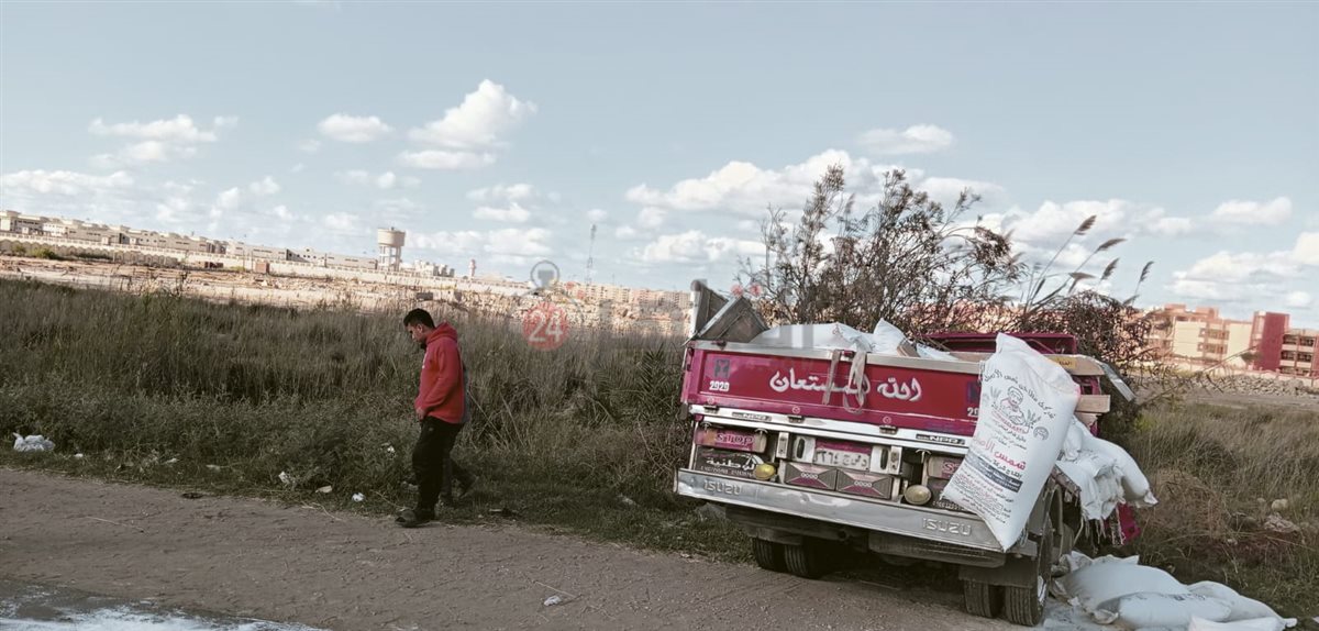 إصابة 4 أشخاص في انقلاب سيارة على الطريق الدولي الساحلي بجمصة (3)