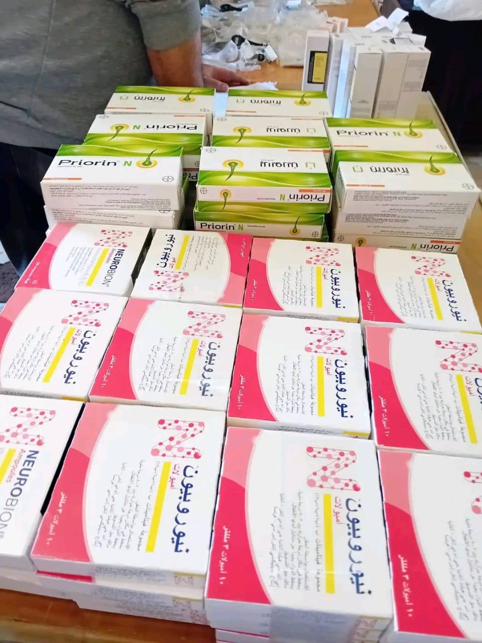 جمارك نويبع تحبط محاولة تهريب كمية أدوية وعدد من الساعات