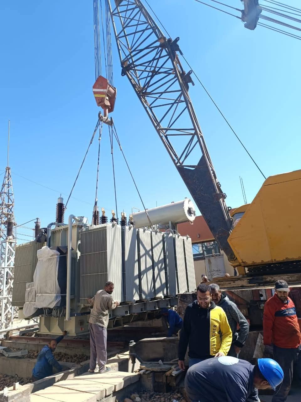 تدعيم كهرباء الفرافرة بمحولات
