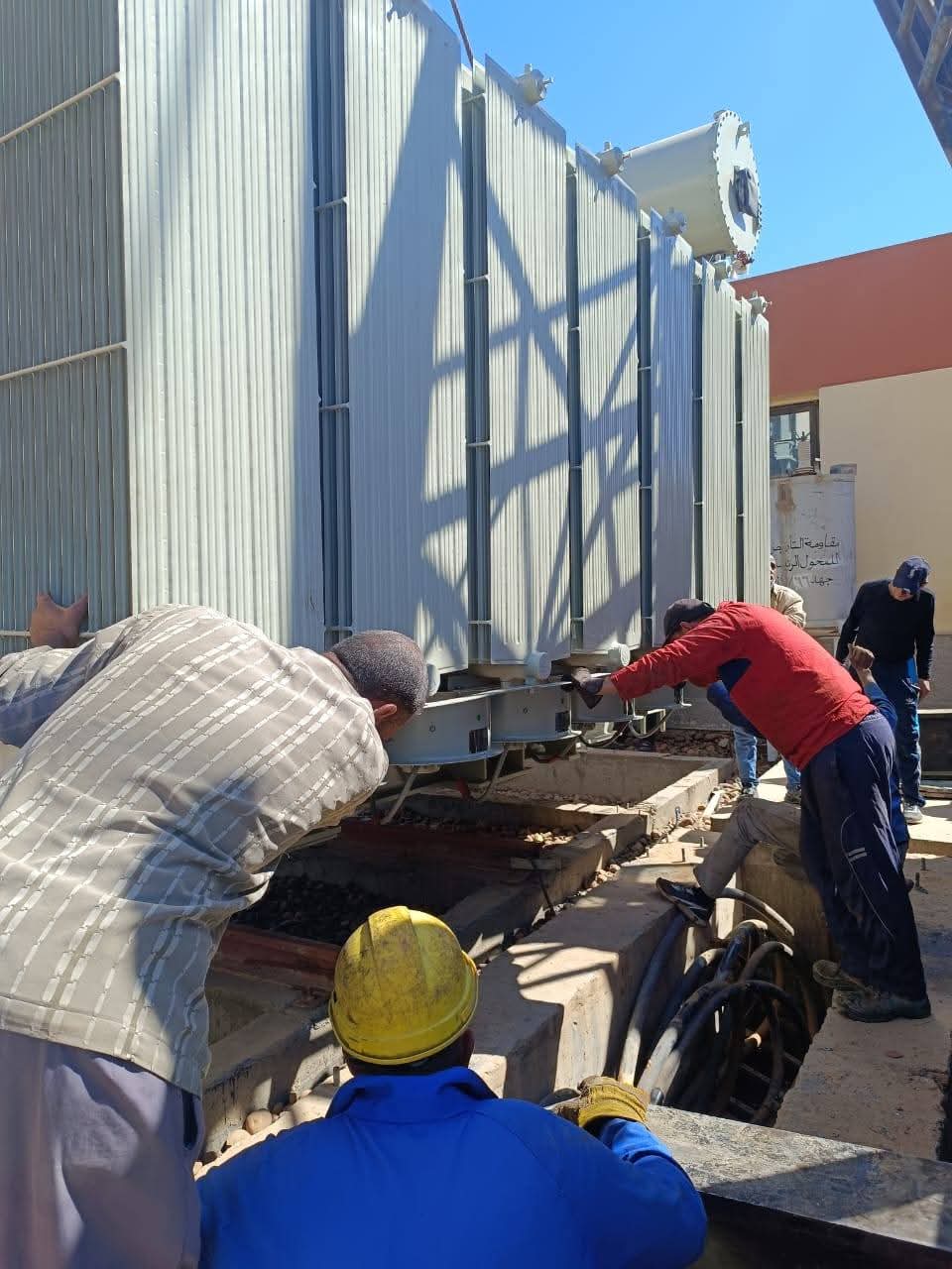 تدعيم كهرباء الفرافرة بمحولات