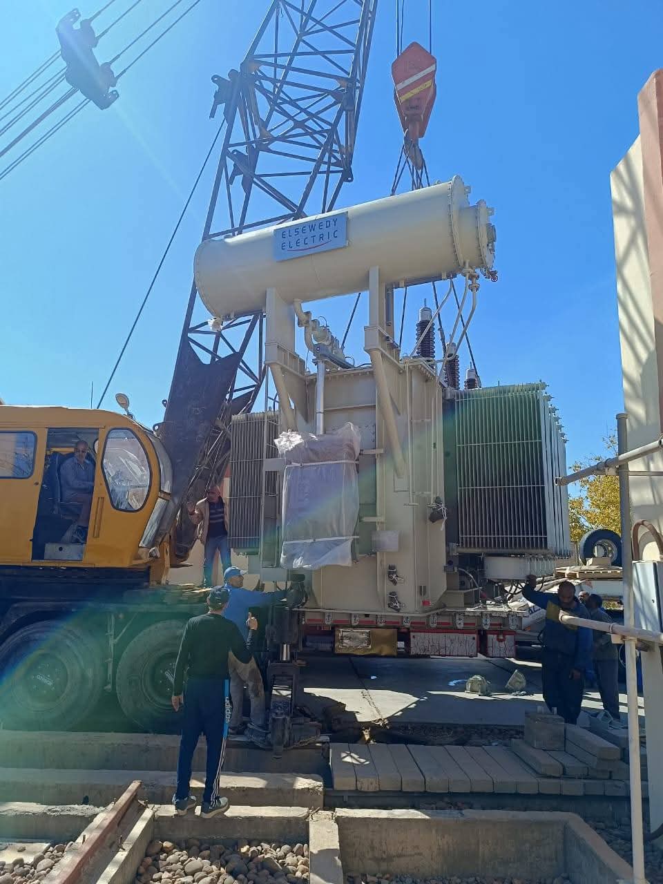 تدعيم كهرباء الفرافرة بمحولات