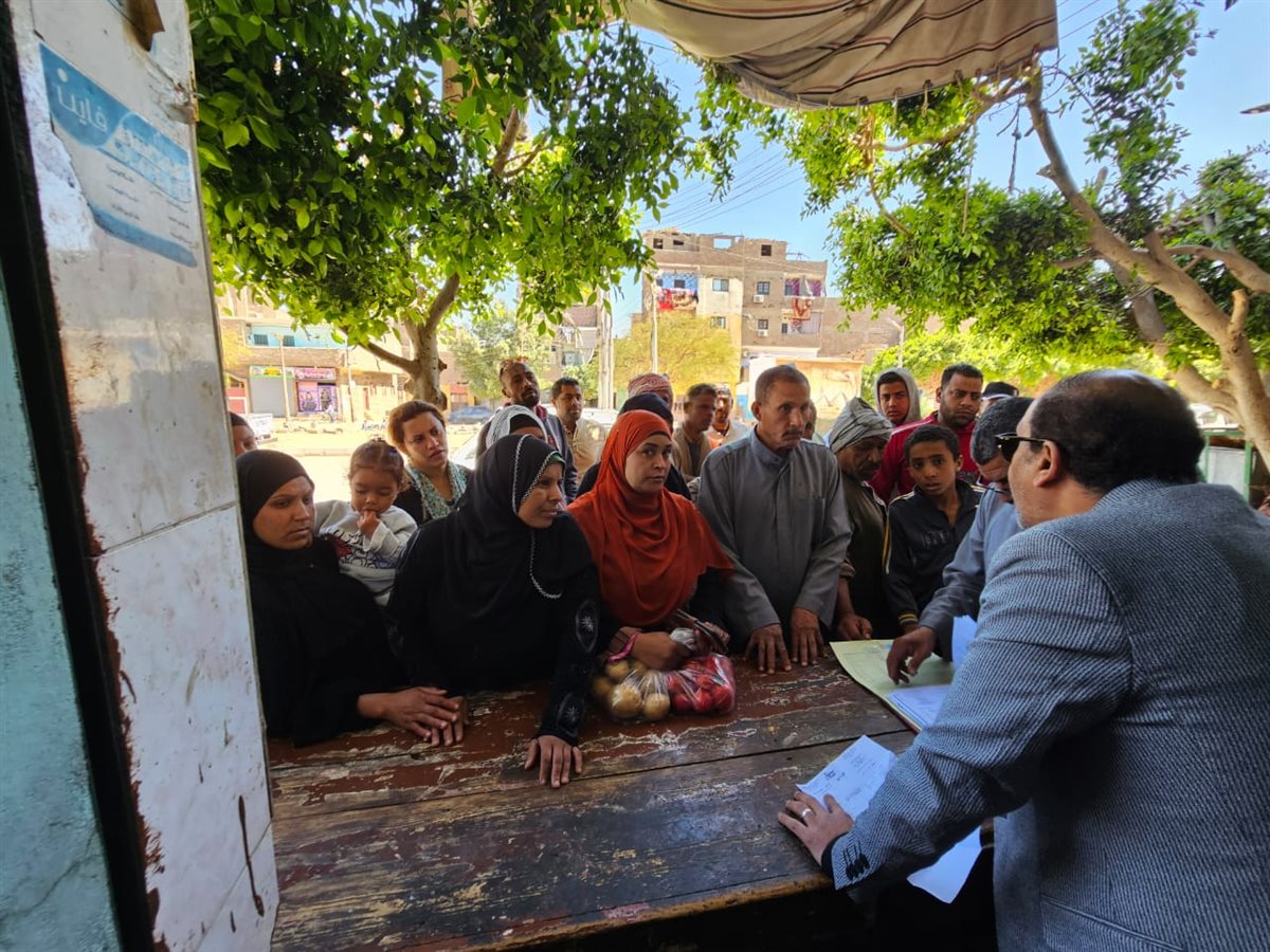 انتظام صرف السلع التموينية بالأقصر