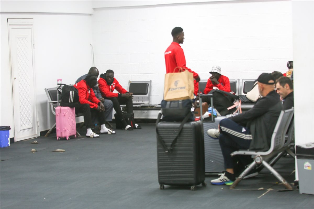 لاعبو منتخب جنوب السودان في مطار بنغازي