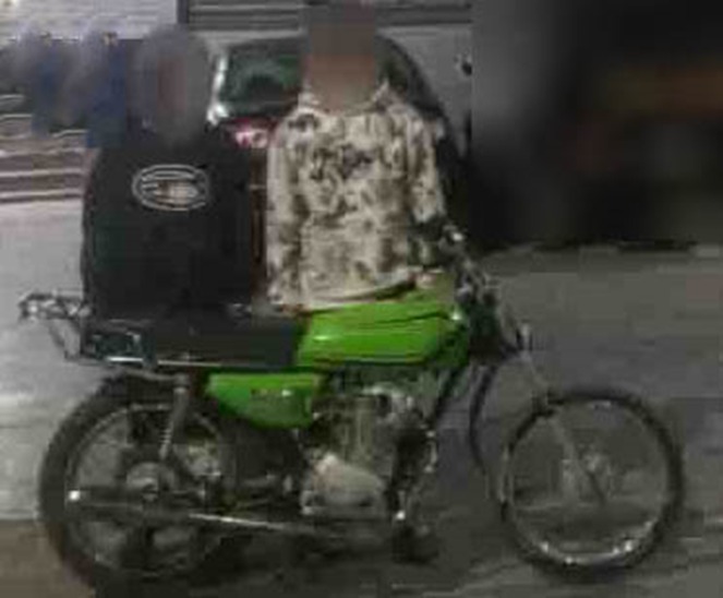 المتهمين والدراجة المضبوطة 