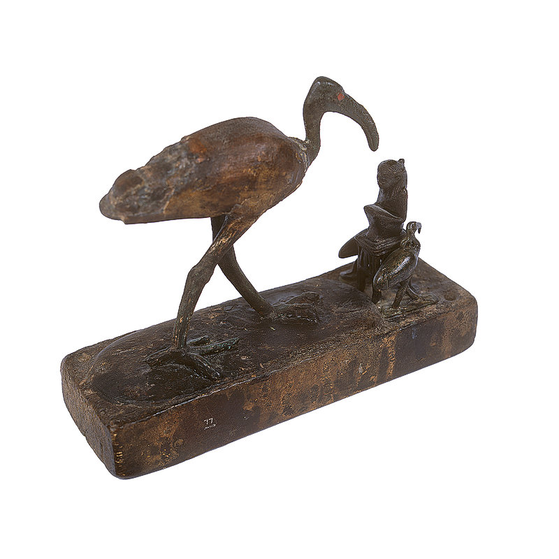 تمثال  نادرة لـ المعبود تحوت وأمامه المعبودة ماعت 