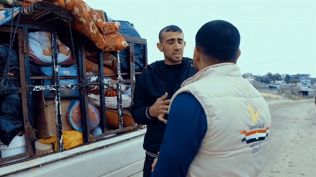 اللجنة المصرية توزع خيام وبطانيات للفلسطينيين