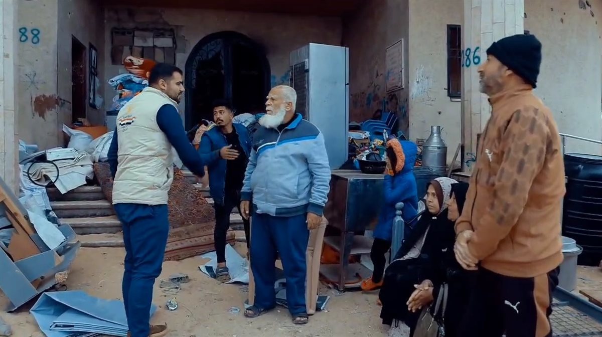 اللجنة المصرية توزع خيام وبطانيات للفلسطينيين