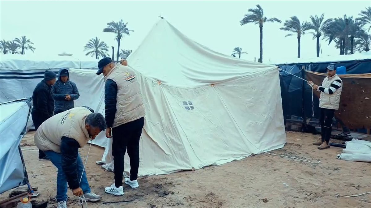 اللجنة المصرية توزع خيام وبطانيات للفلسطينيين