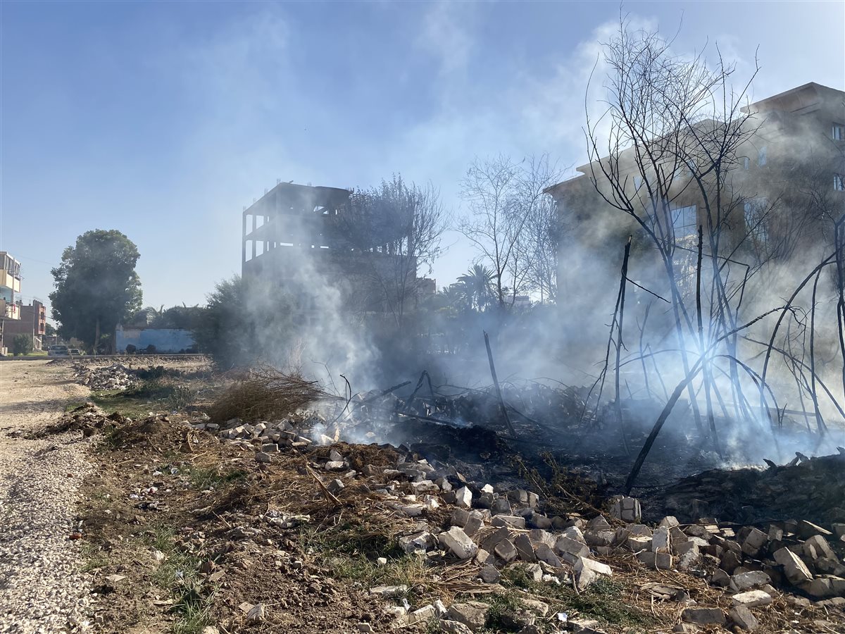 حريق خلف مبنى النيابة الإدارية بالأقصر