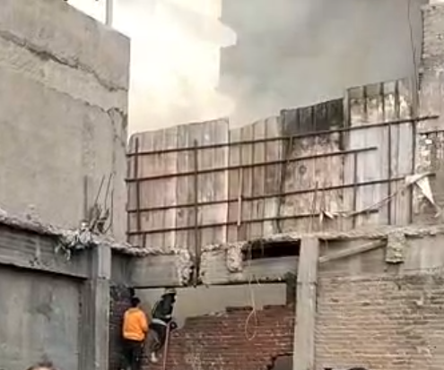 محاولات للسيطرة على حريق مخزن بجوار مبنى البريد برمسيس