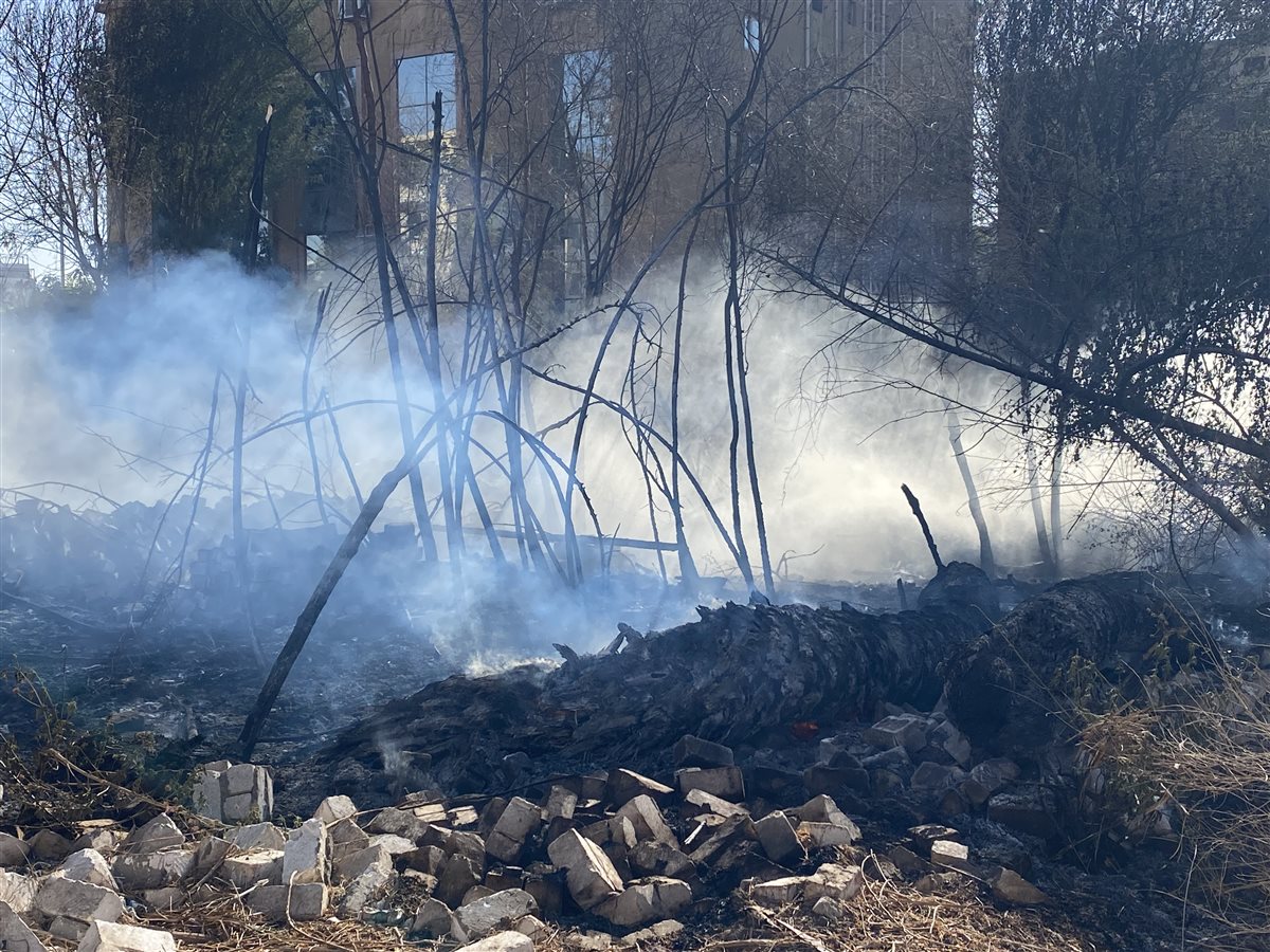 حريق خلف مبنى النيابة الإدارية بالأقصر