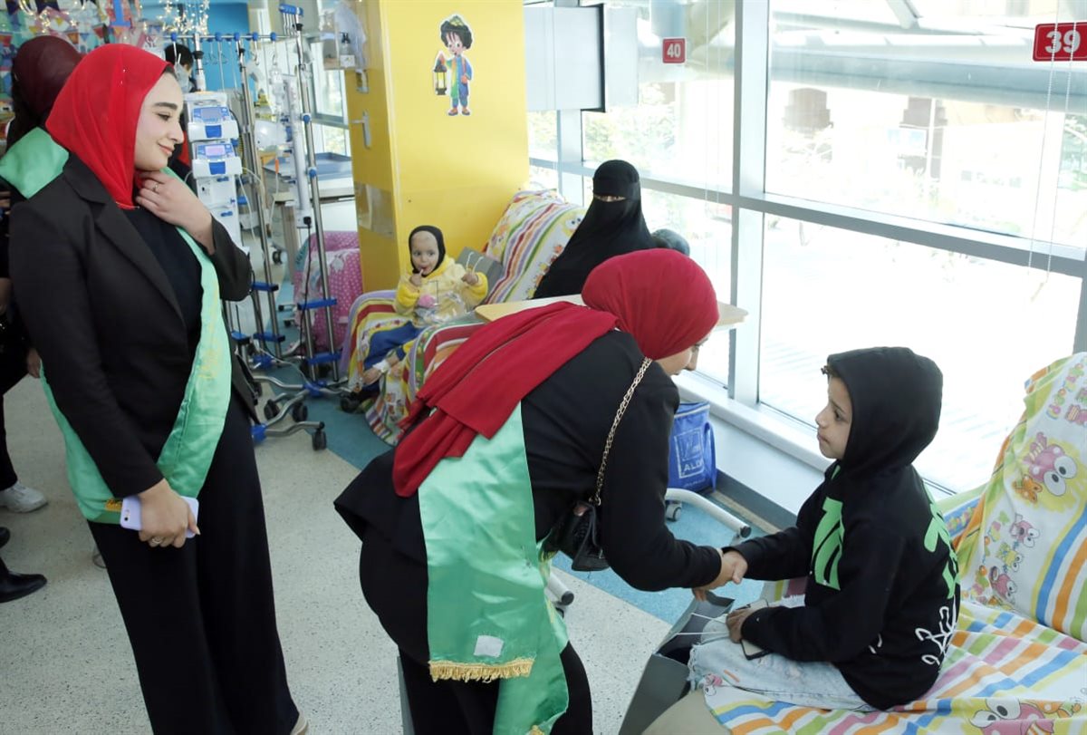 زيارة طلاب الجامعات الحكومية ومدارس التأسيس العسكرى إلى مستشفى سرطان الأطفال